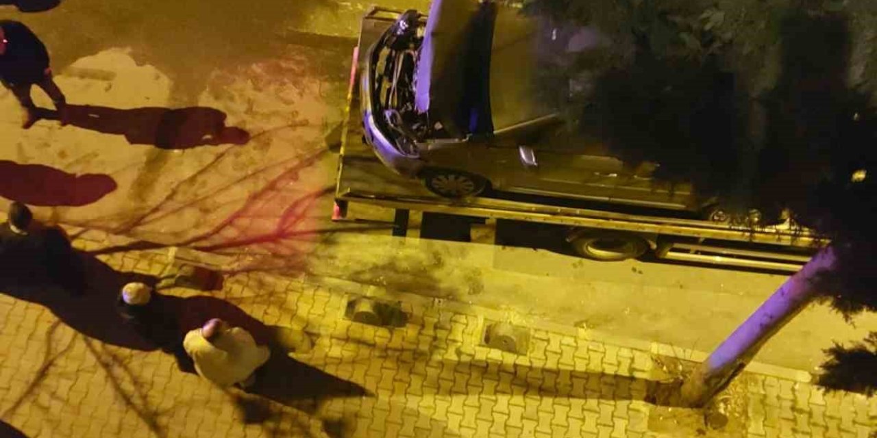 Ehliyetsiz ve alkollü olduğu sürücü araçlara çarptı