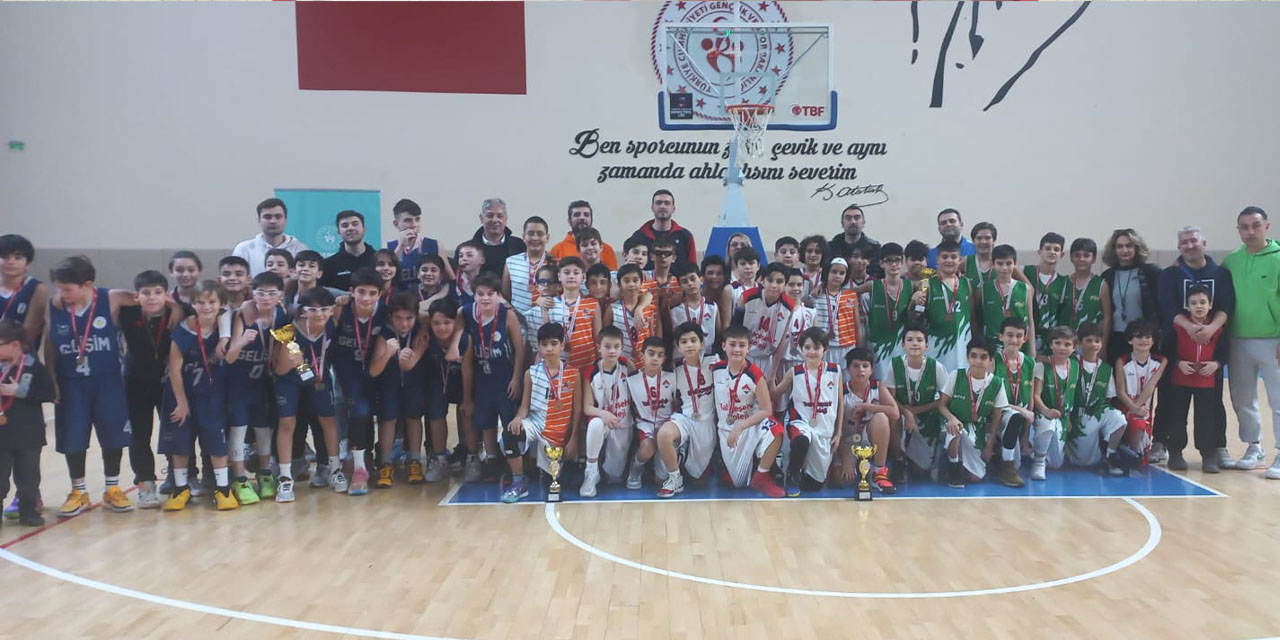 Küçükler Kız-Erkek Basketbol İl Birinciliği'nde kupalar verildi