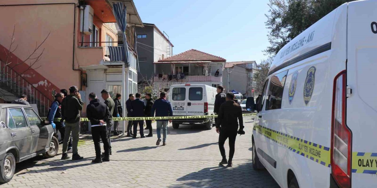 Birlikte yaşadığı kadını çocuklarının önünde öldürdü