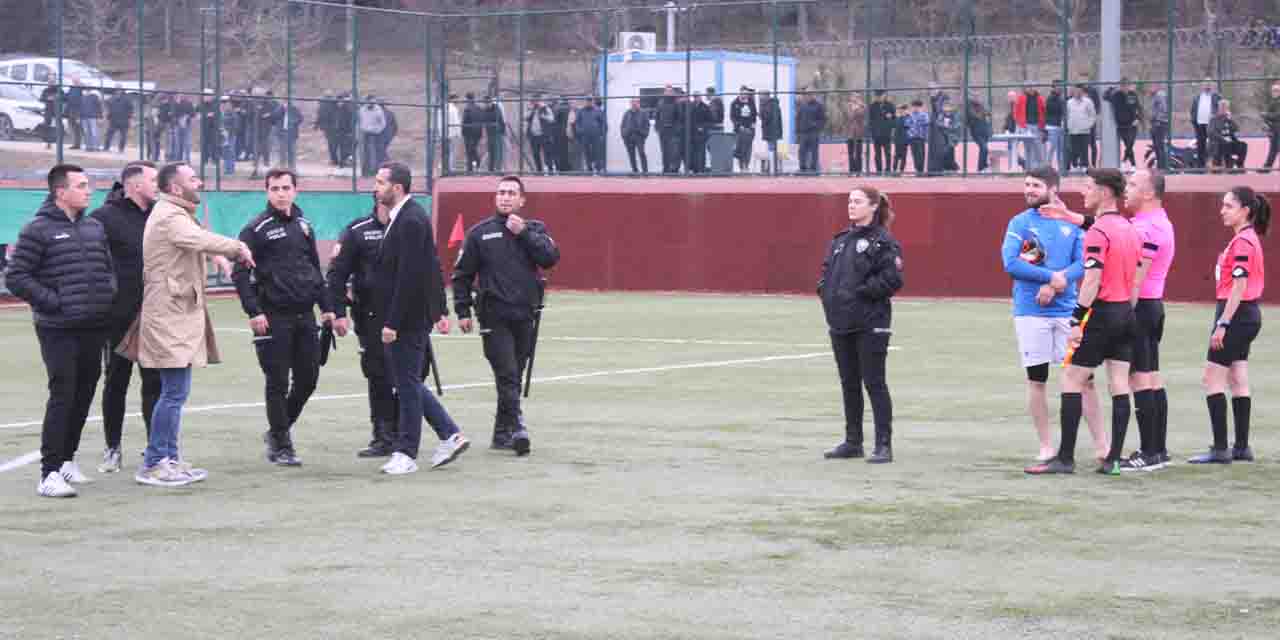 Eskişehir'de oynanan maçta gırtlak gırtlağa geldiler