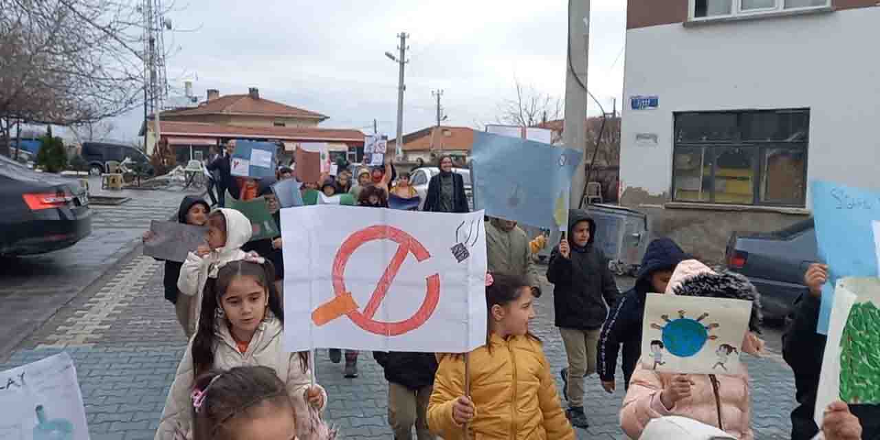 Miniklerden kötü alışkanlıklara dikkat çekmek için yürüyüş