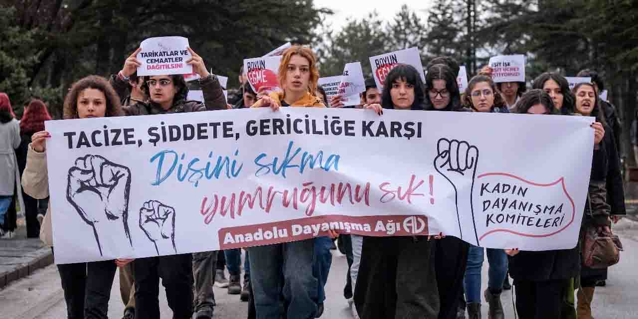 Anadolu Üniversitesi öğrencileri yürüyüşte