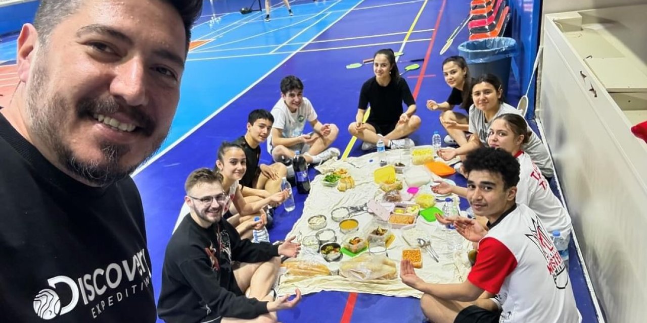 Eskişehirli sporcular çalıştıkları salonda iftar yaptı