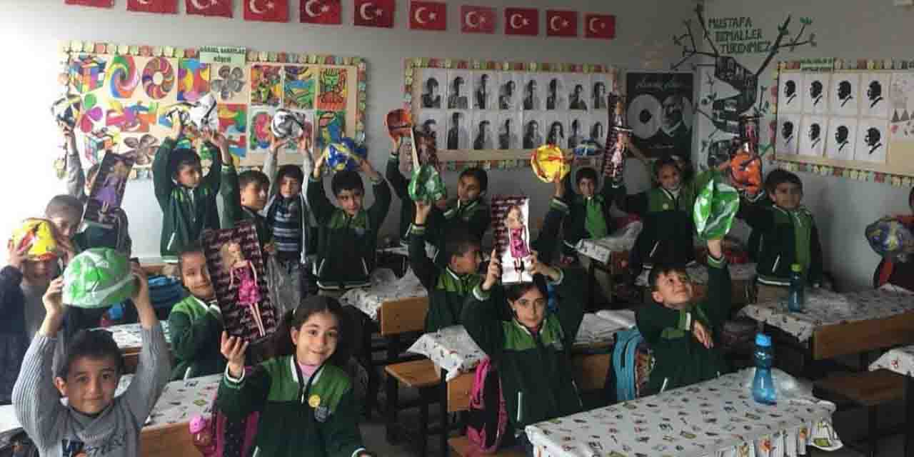 Eskişehirli gönüllüler Van'da minik öğrencileri sevindirdi