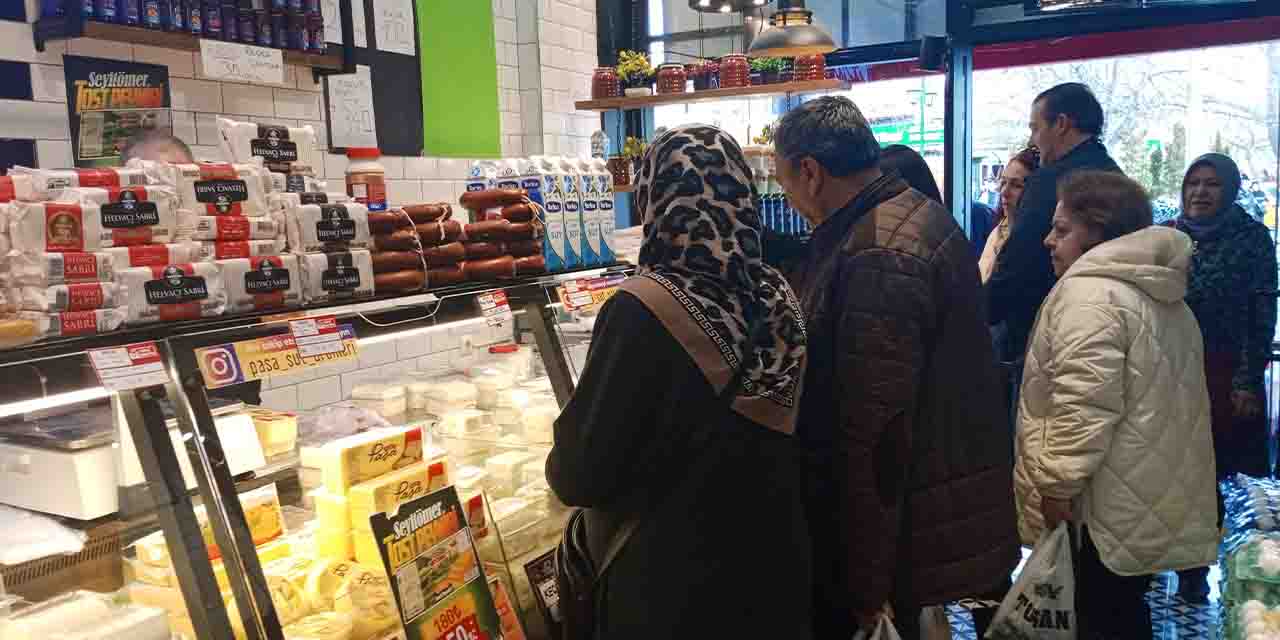 Eskişehir’de şarküteri dükkânlarının önünde kuyruk oluştu