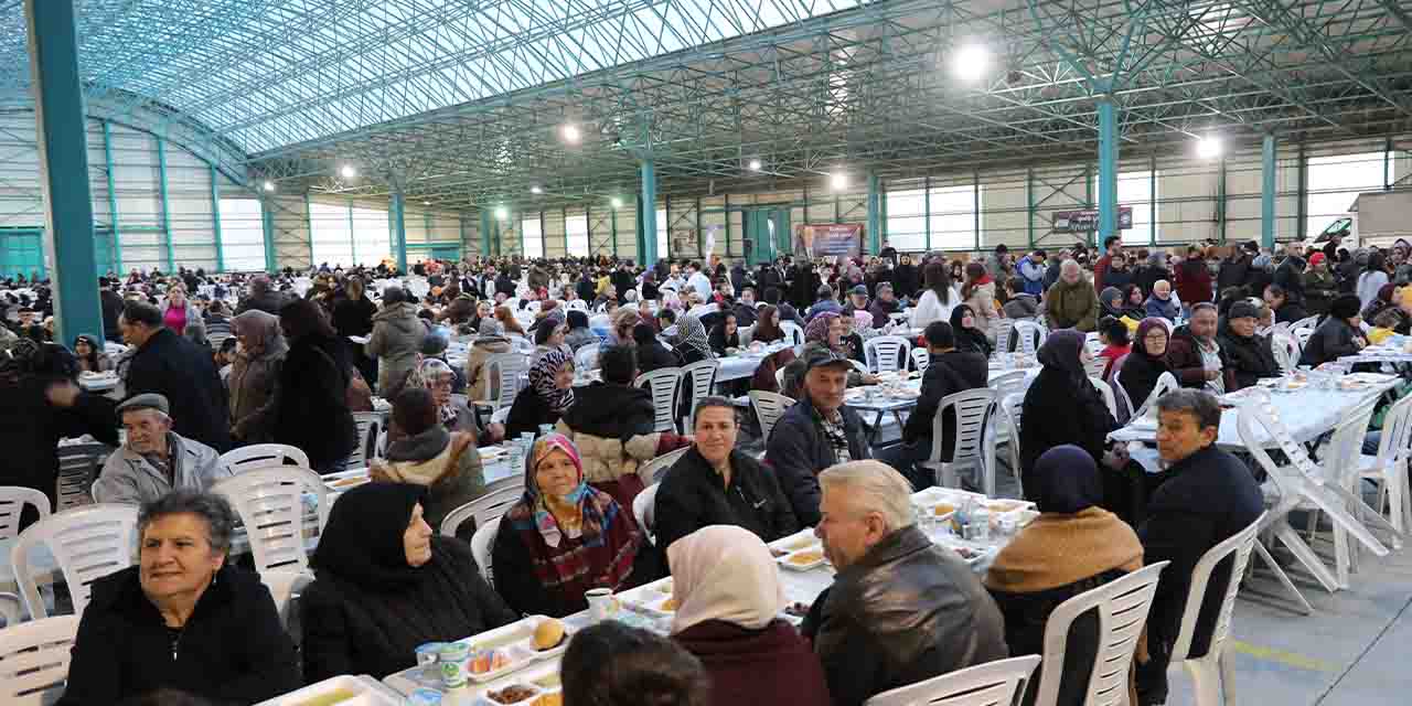 75. Yıl Mahallesi'nde binlerce kişi orucunu birlikte açtı