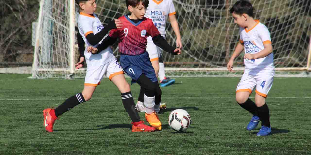 Okullar arası Küçükler futbolda şampiyonluk günü