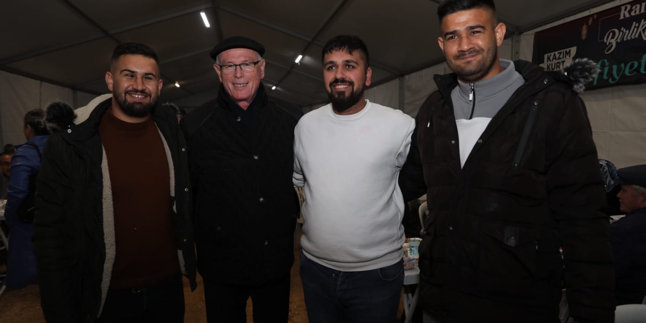 Başkan Kurt hem iftarını yaptı hem de vatandaşı dinledi