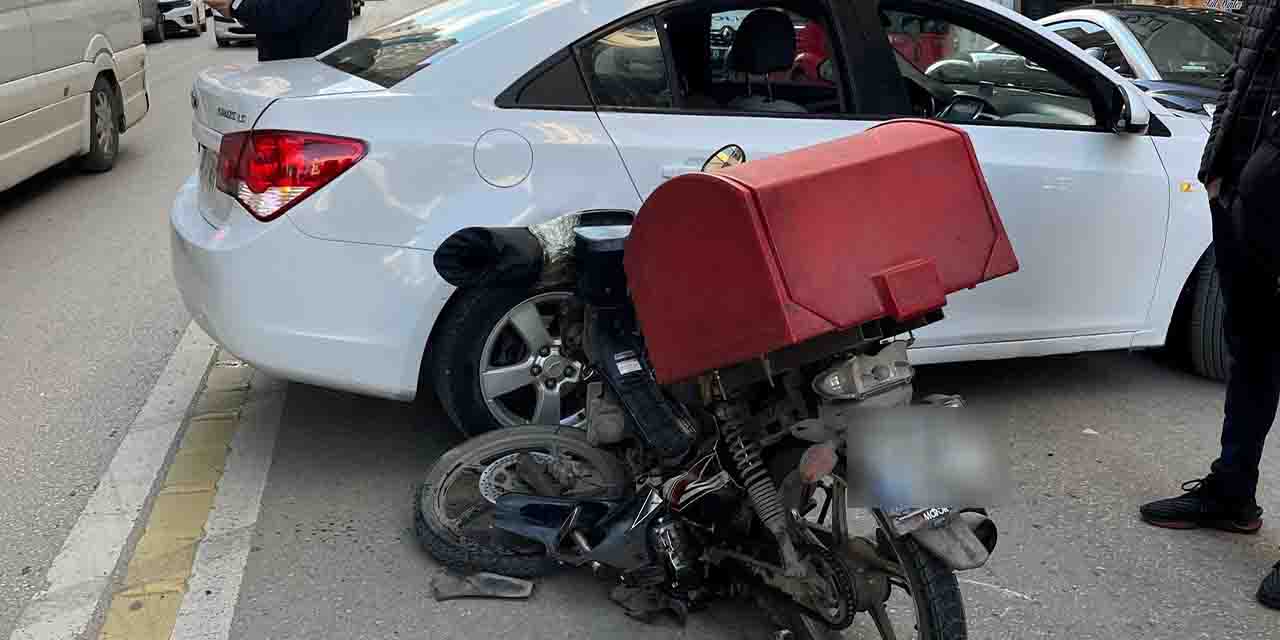 Eskişehir'de otomobile çarpan motosiklet ikiye bölündü