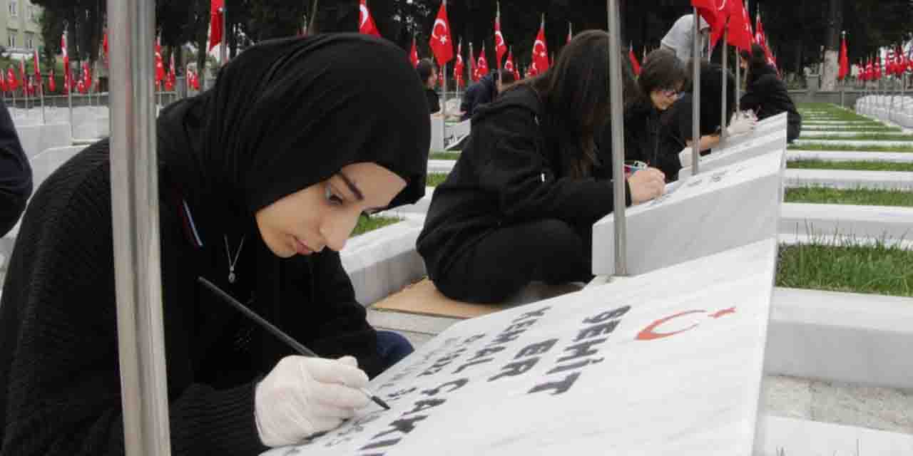 Lise öğrenciler şehit mezarlarına bakım yapıyor