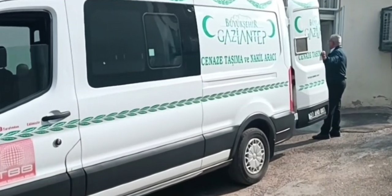 Çöp kamyonunun altında kaldı