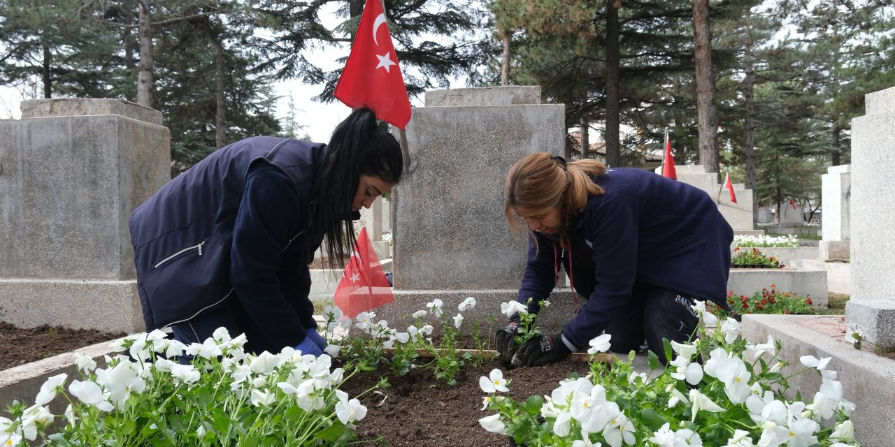 Büyükşehir ekipleri şehit mezarlarının bakımını özenle yaptı