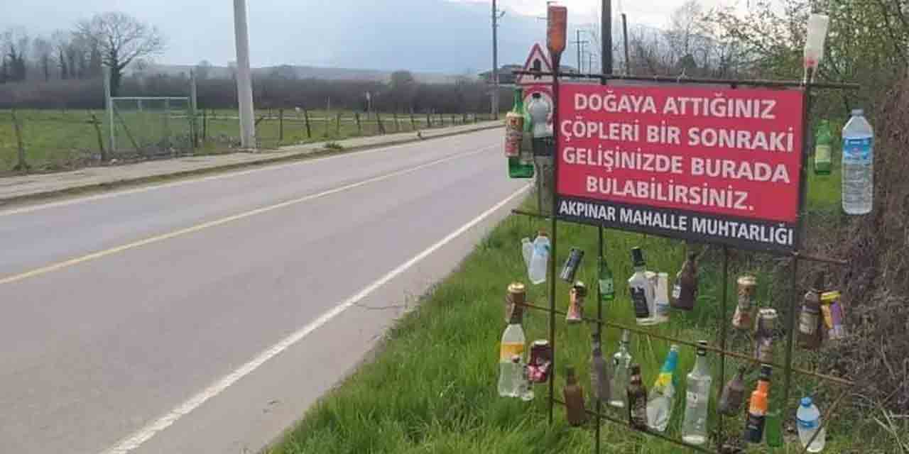 Yol kenarına atılan çöplere böyle dikkat çekti