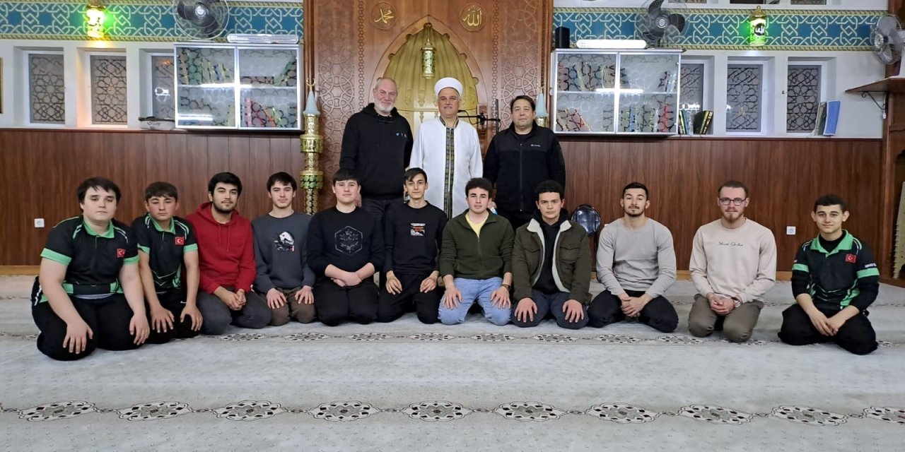 Genç Sporcular teravih namazında bir araya geldi
