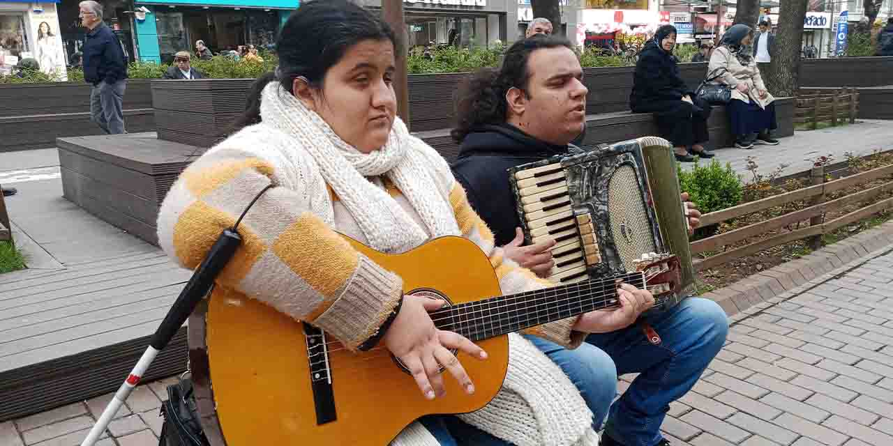 Eskişehir'de görme engelli müzisyenlere yoğun ilgi