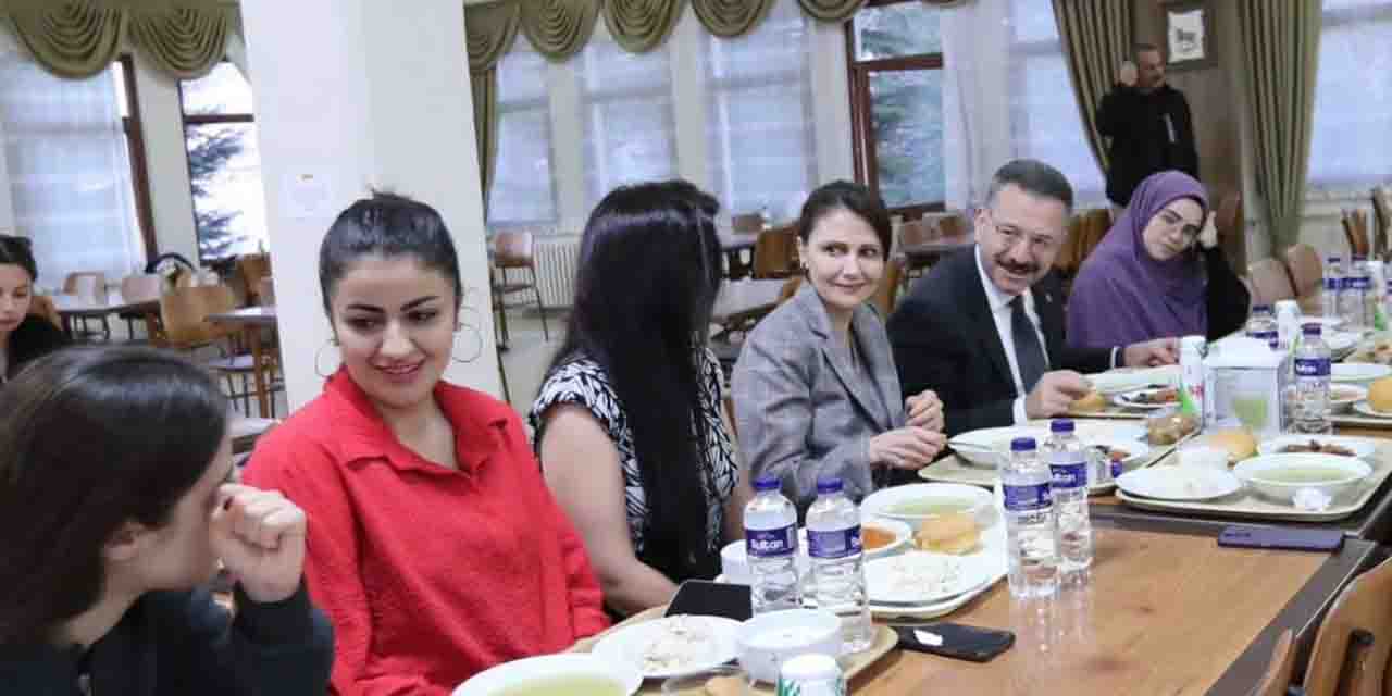 Bala Hatun Kız Öğrenci Yurdu'nda iftar yemeği verildi