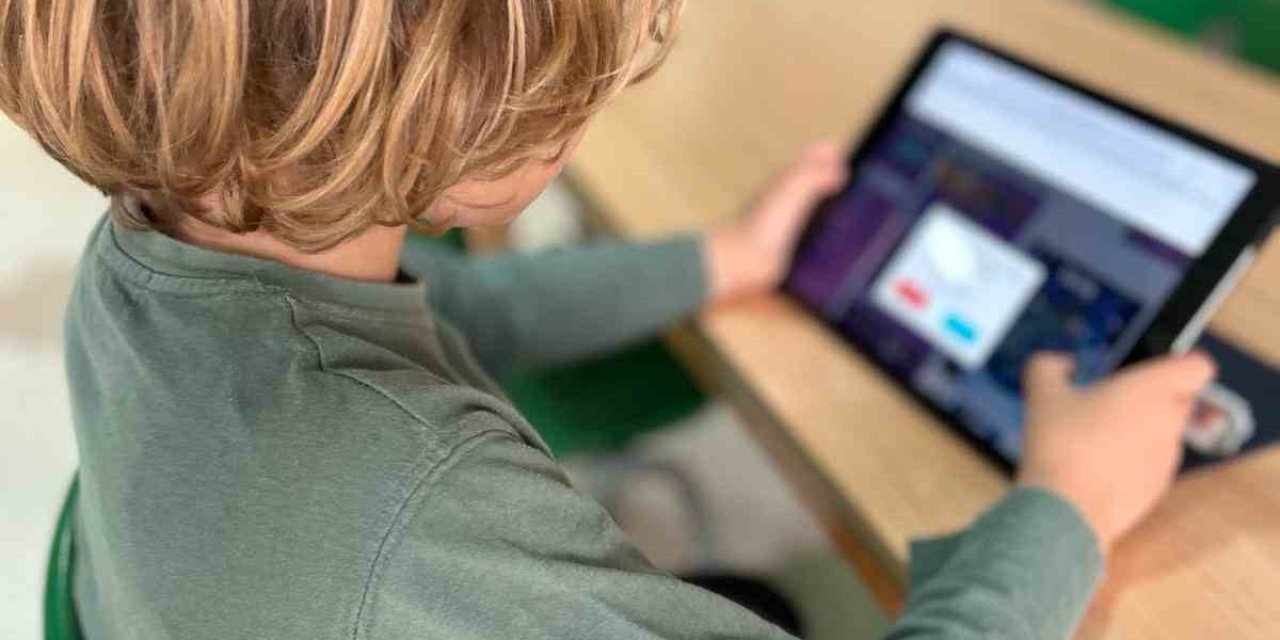 Sürekli tablet kullanan çocuklara dikkat: Fıtık olabilir