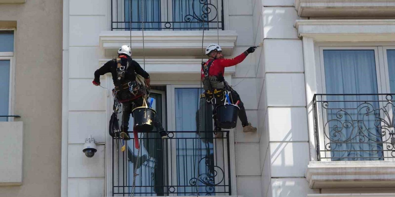 Metrelerce yüksekte boya yapan işçiler yürekleri ağza getirdi