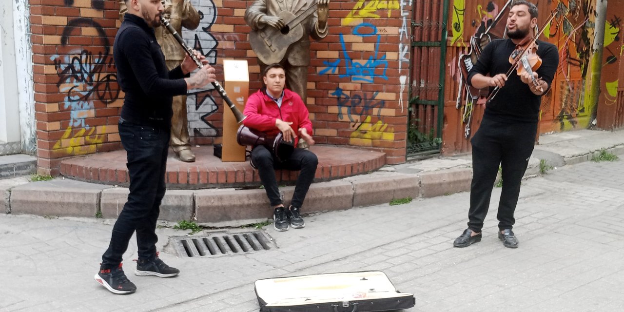 Eskişehir'deki bayram yoğunluğunu sokak müzisyenlerine yaradı