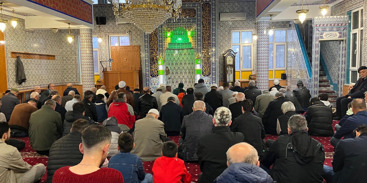 Eskişehir’de vatandaşlar Bayram Namazında camilere akın etti