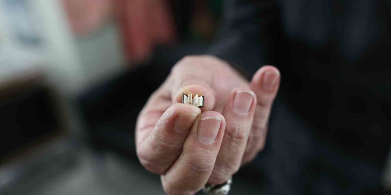 Tırnaktan bile küçük İncil görenlerin dikkatini çekiyor