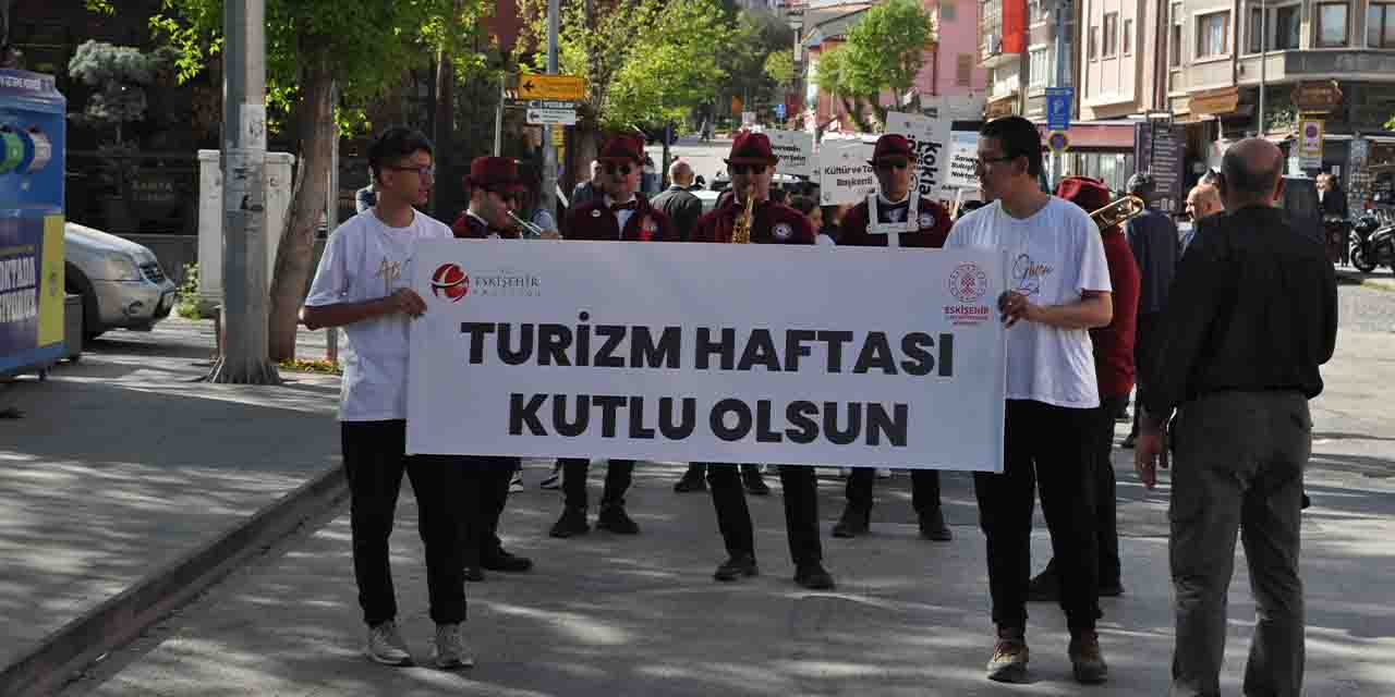 Eskişehir'de lise öğrencileri Turizm Haftası'nda yürüyüş yaptı