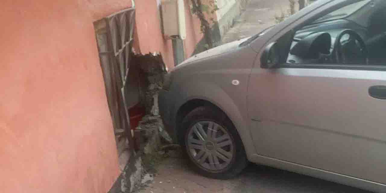 Eskişehir'de 2 araç çarpıştı savrulan otomobil eve girdi!