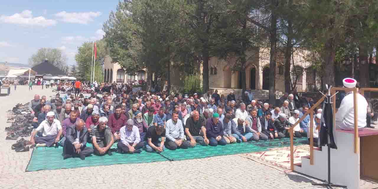 Eskişehir’de 700 vatandaş 'yağmur' için dua etti