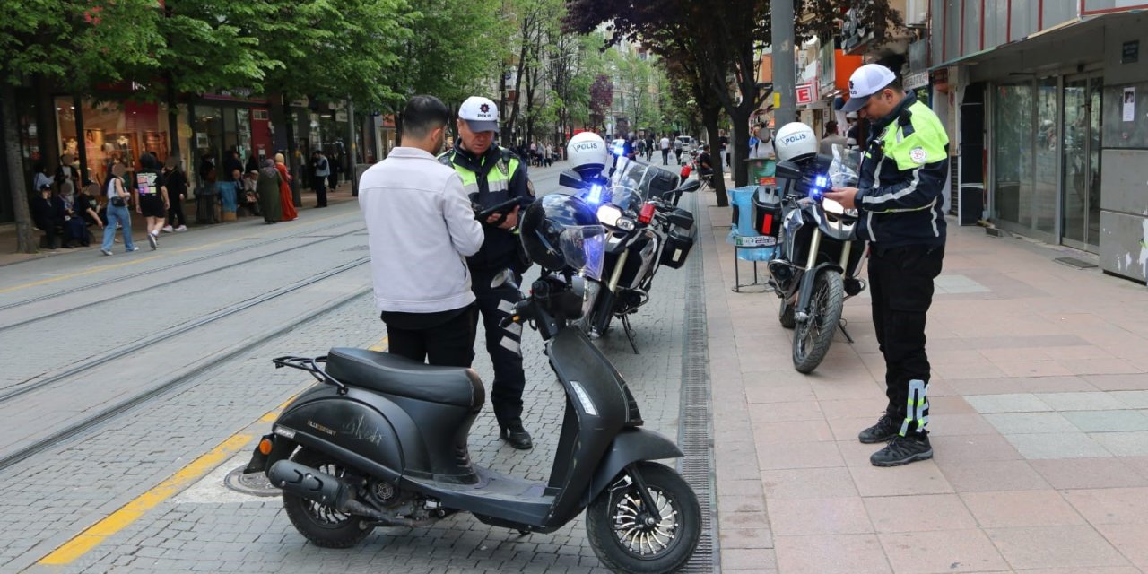 Eskişehir'de trafiğe kapalı alanlarda polis denetimi