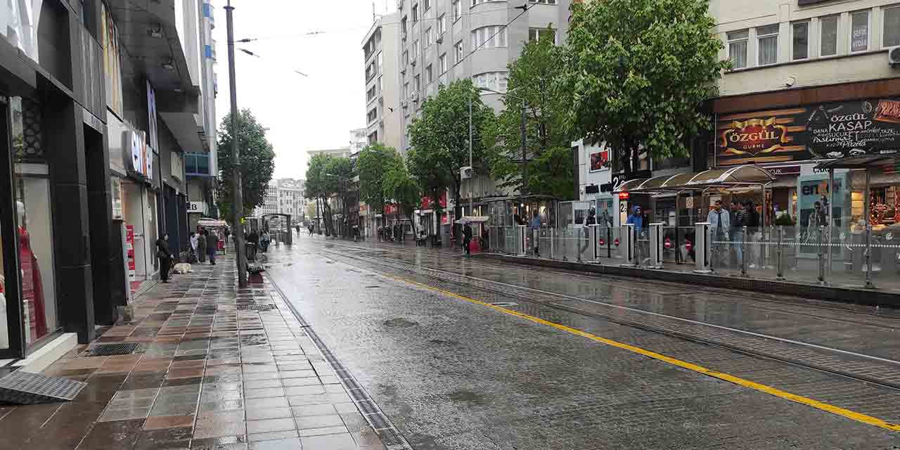 Yağmur nedeniyle hafta sonu Eskişehir'de sokaklar boş kaldı
