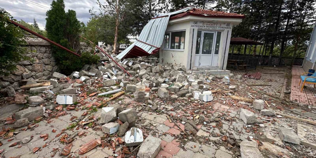 Ankara’da rüzgar nedeniyle 2 caminin minaresi uçtu