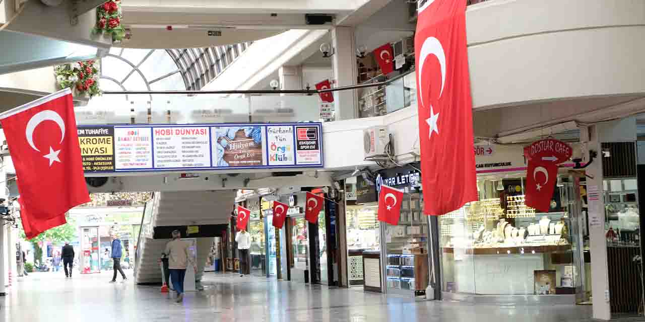 23 Nisan'da Eskişehir'de her yer bayraklarla donatıldı