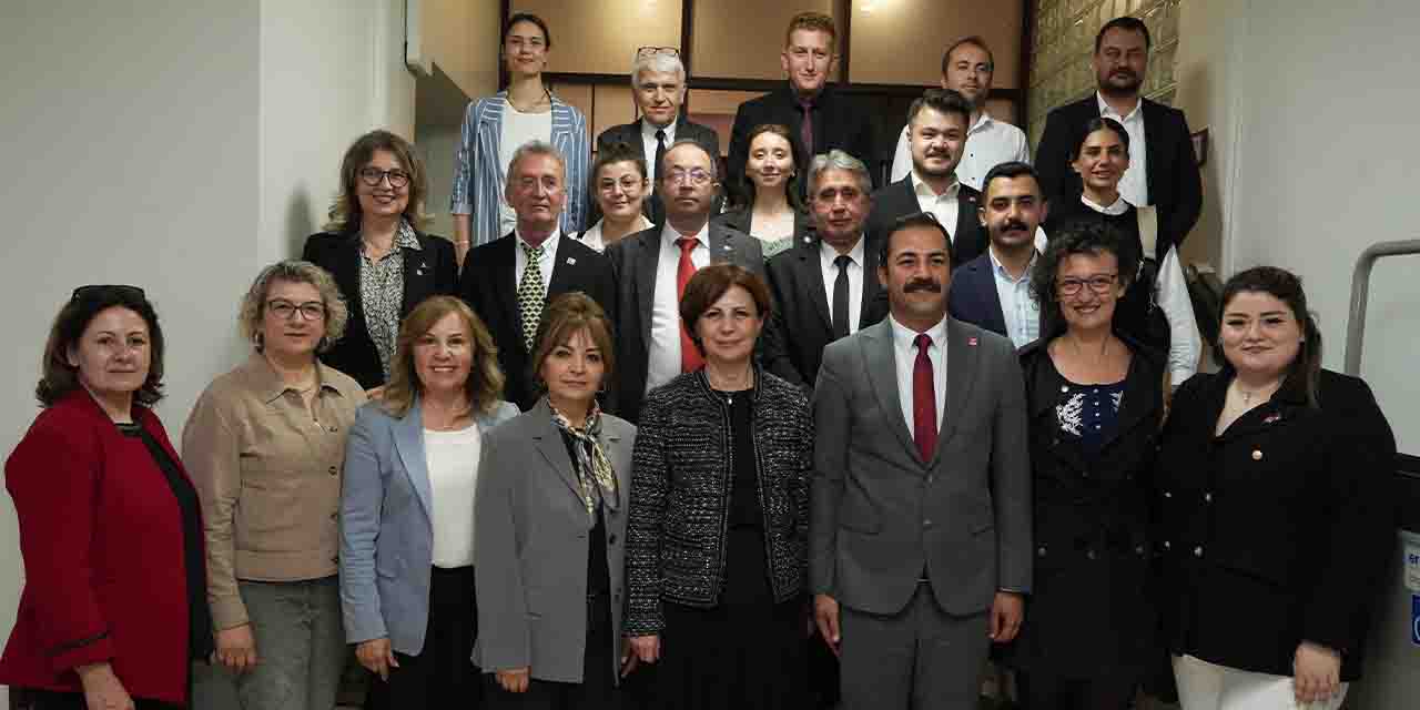 CHP İl Yönetimi Başkan Ünlüce'yi makamında ziyaret etti