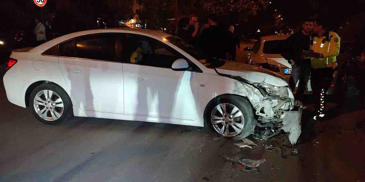 Eskişehir'de alkollü sürücü paniği: İki otomobile çarptı!