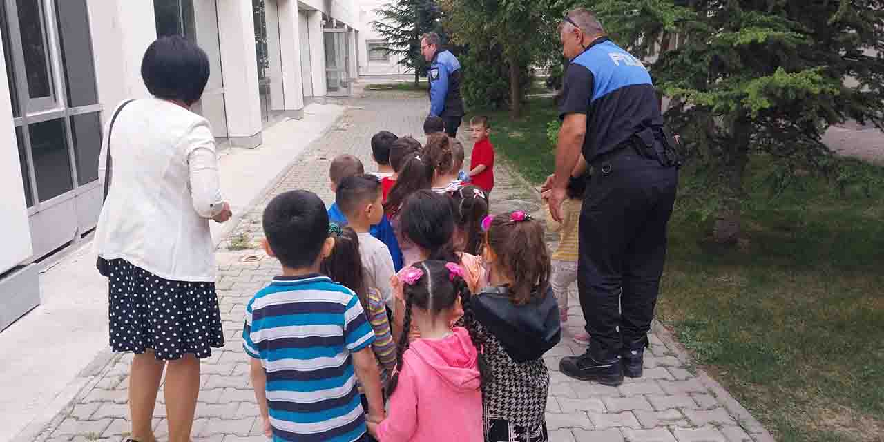 Eskişehir'de anaokulu öğrencileri Emniyet Müdürlüğü'nü gezdi
