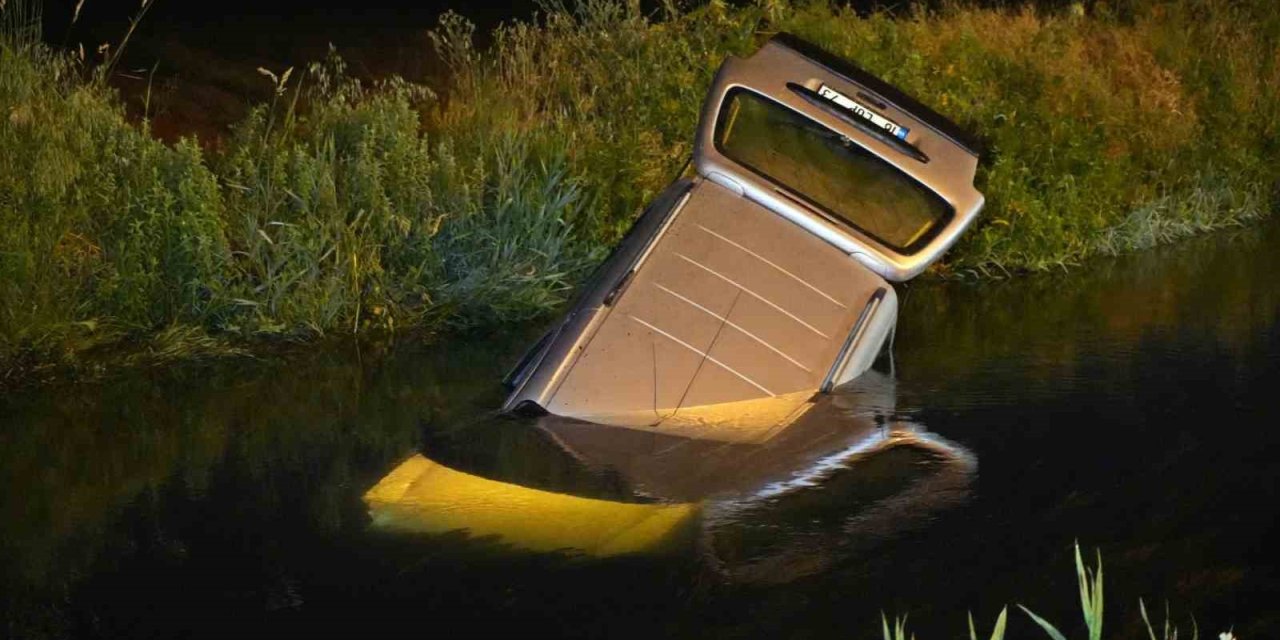 Kontrolden çıkan otomobil su kanalına uçtu