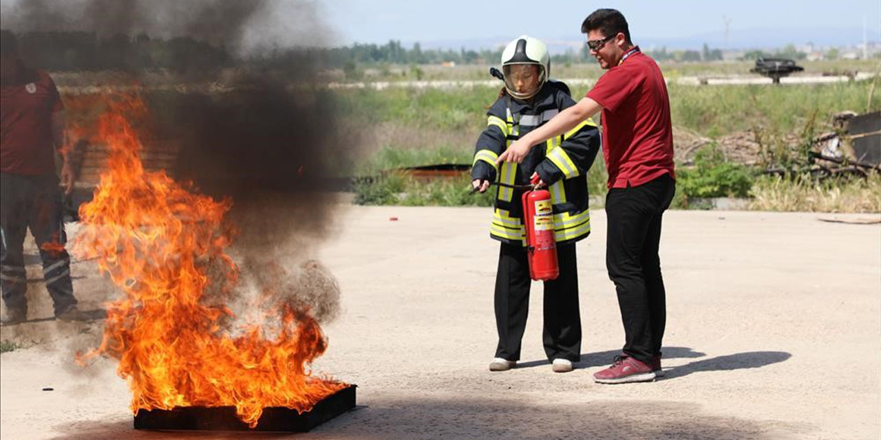 Eskişehir'de öğrencilere 'Yangın Söndürme Eğitimi' verildi