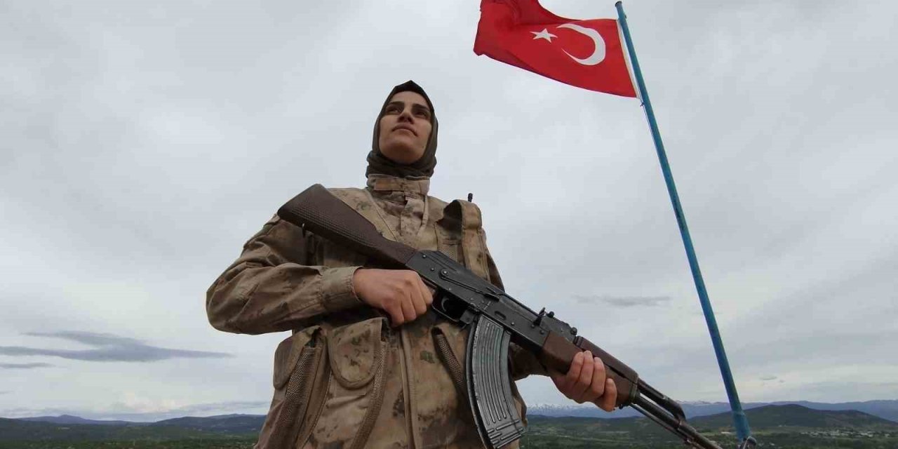 Sabah evde çocuklarının başında, gece vatan nöbetinde