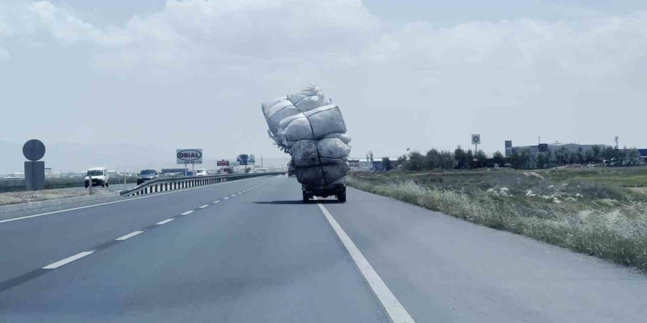 “Devrildi devrilecek” kamyonet görenleri şaşkına çevirdi