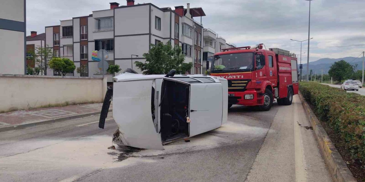 Kontrolden çıkan otomobil ağaca çarparak durabildi