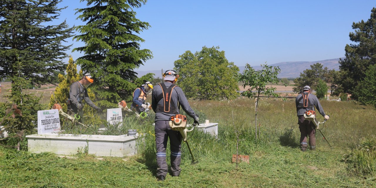 Eskişehir'de mezarlıklarda temizlik çalışmaları sürüyor