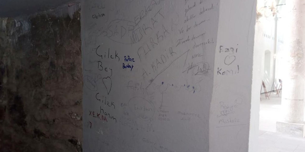 Eskişehir’de vandallar tarihi kiliseyi perişan etti