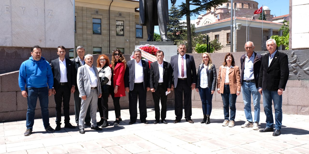 “Emekleriyle toprağı yoğuran çiftçilerimizin günü kutlu olsun”