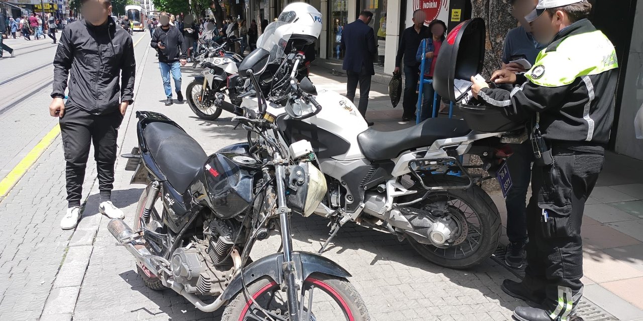 Eskişehir'de yaya alanına giren 52 motosikletliye ceza!