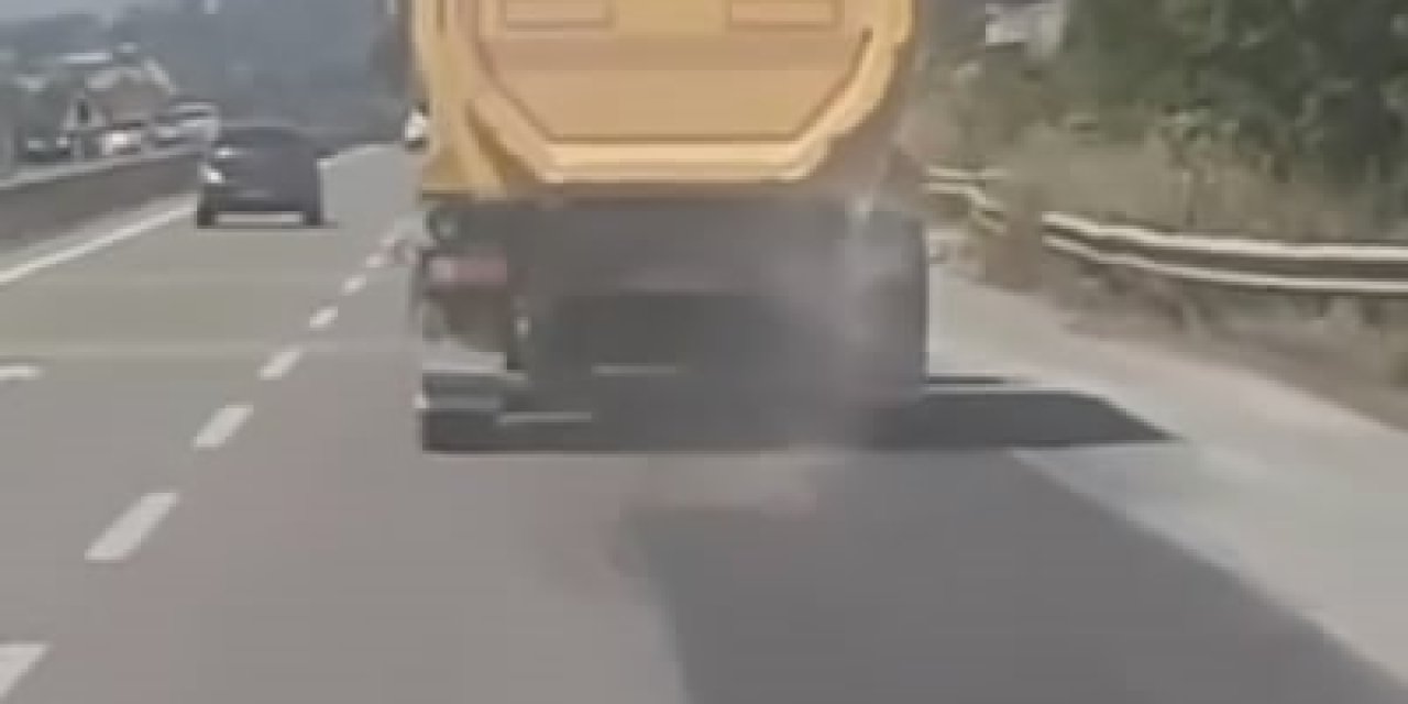 Dorsesindeki kum dökülen sürücü trafiği tehlikeye attı