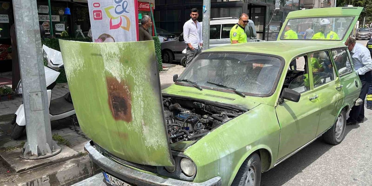 Aracı yanan vatandaşın imdadına polis ekipleri yetişti