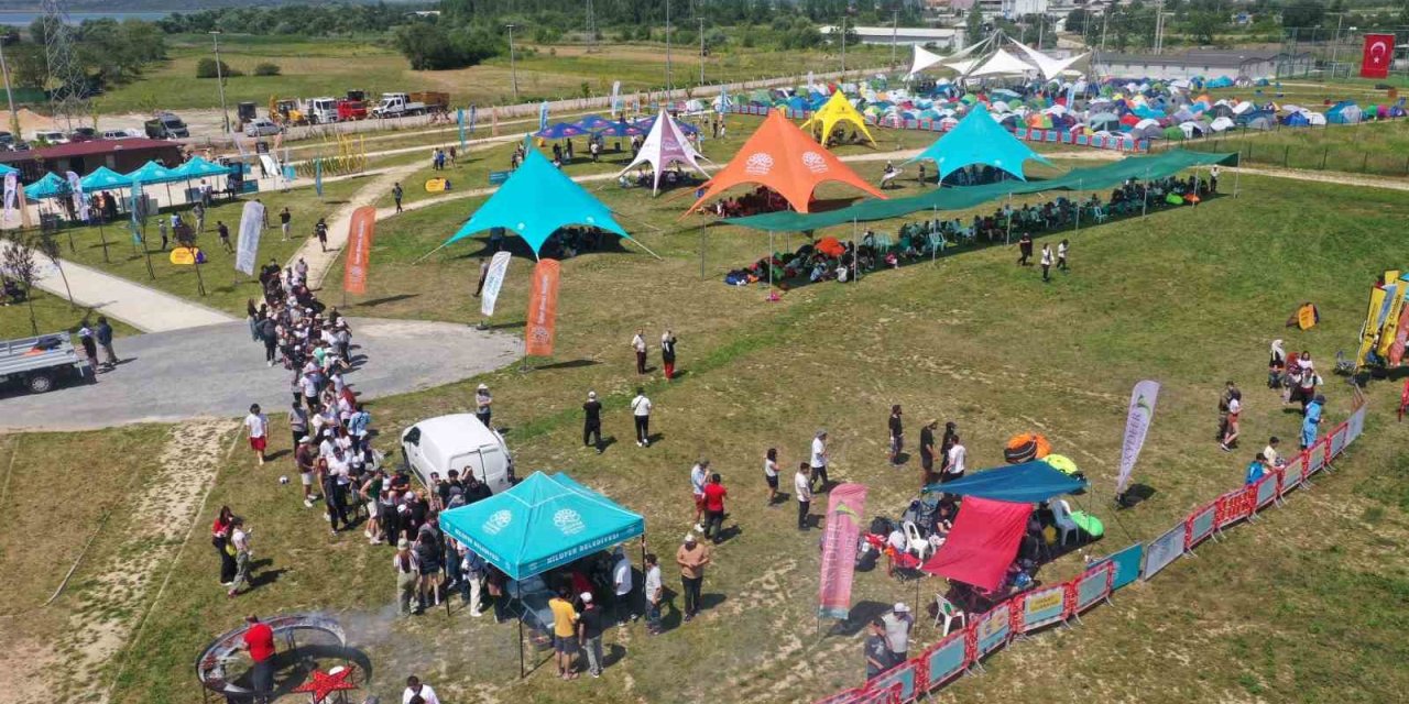 Paraşütle atlayan gençlere ay yıldızlı mangalda ikram