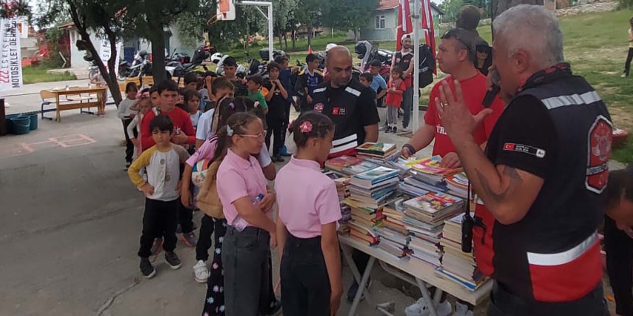 Eskişehir'de kitap bağışına öğrencilerden yoğun katılım