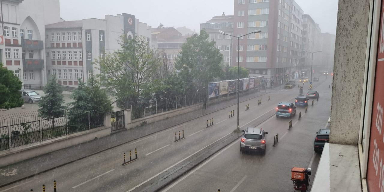 Eskişehir'de sağanak yağış ve dolu vatandaşa zor anlar yaşattı!