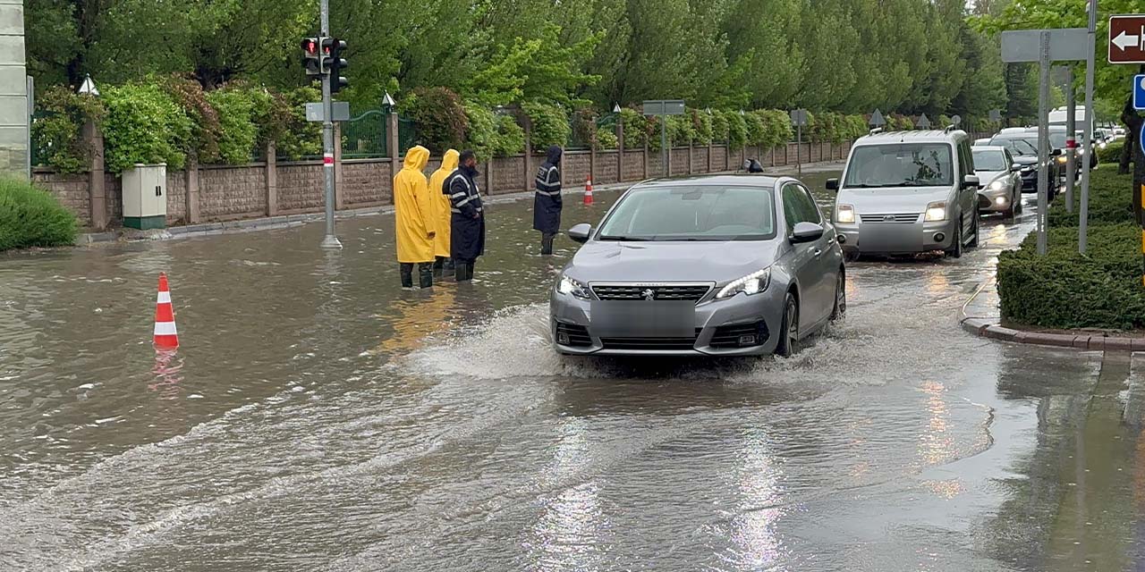 Eskişehir'de kuvvetli sağanak ulaşımı güçleştirdi
